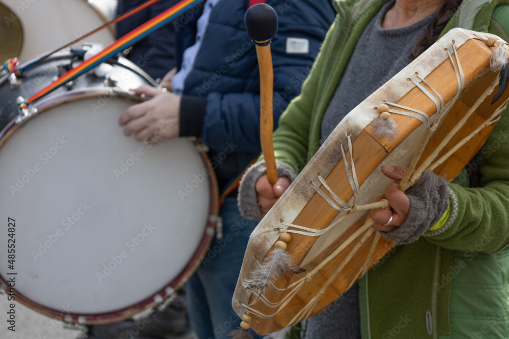 Demonstration mit einer Trommel in der Hand