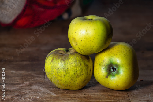 Canvas-taulu Three rennet apples