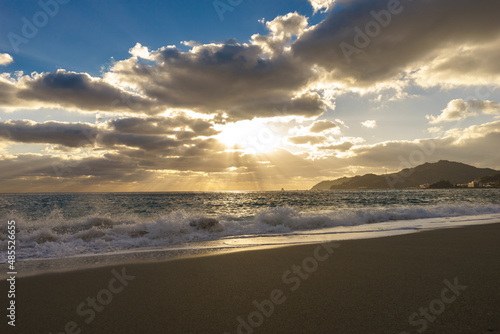 波とビーチと夕陽