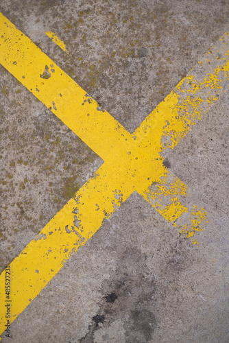 textura concreto amarillo simetria  © G o l d e n Visuals