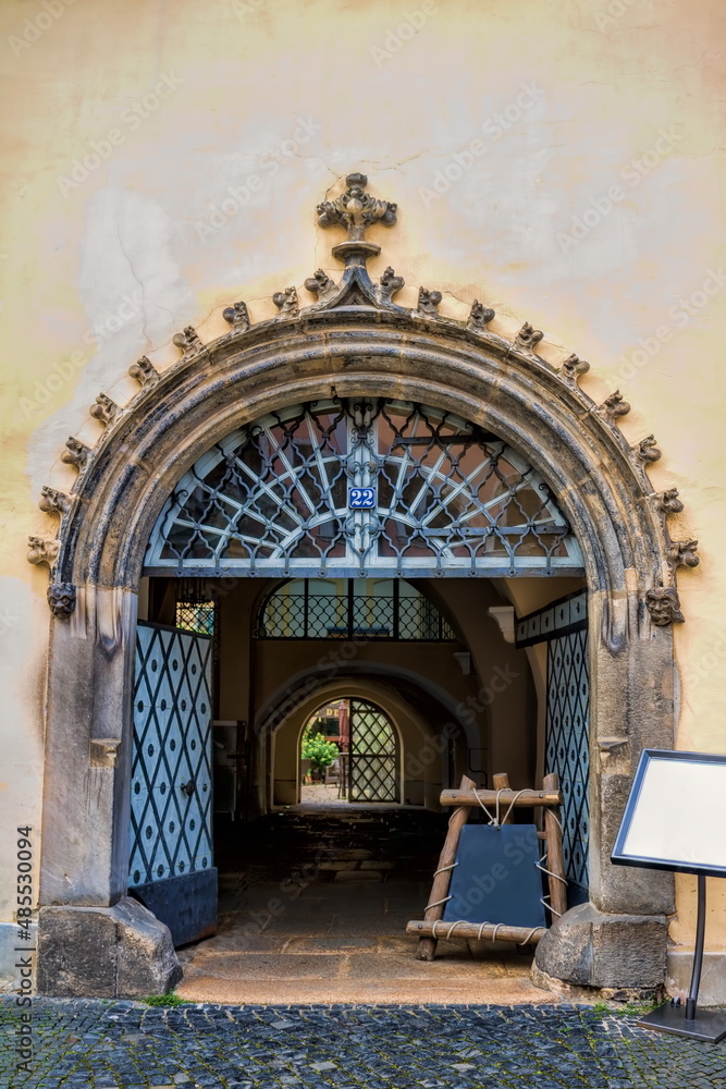 görlitz, deutschland - spätgotisches portal mit flüsterbogen am untermarkt