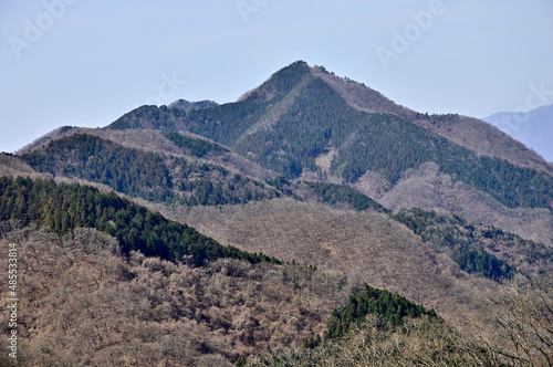 道志山塊の大丸より倉岳山を望む 道志山塊 大丸より左が鳥屋山、右が倉岳山 