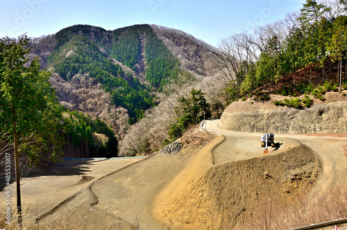 道志山塊の大丸より矢平山と工事中の富士東部林道を望む
 photo