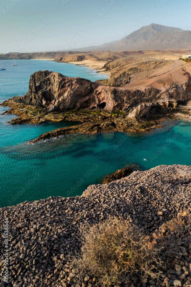 Vista de las playas del Papagayo situadas a pocos kilometros de Playa Blanca, en Lanzarote, Islas Canarias, España