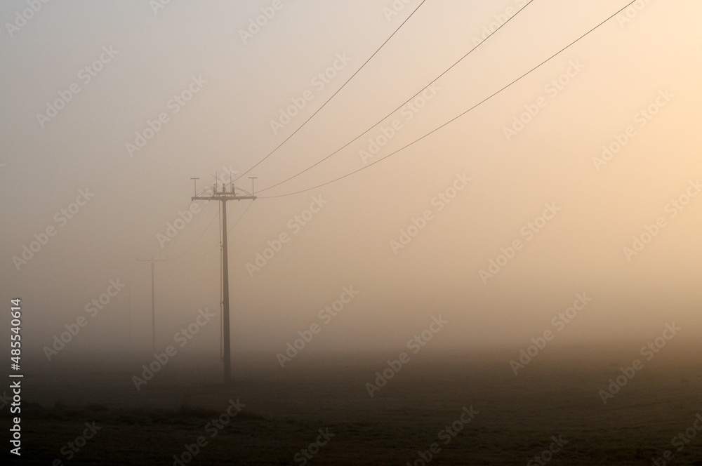 Stromleitung im Nebel