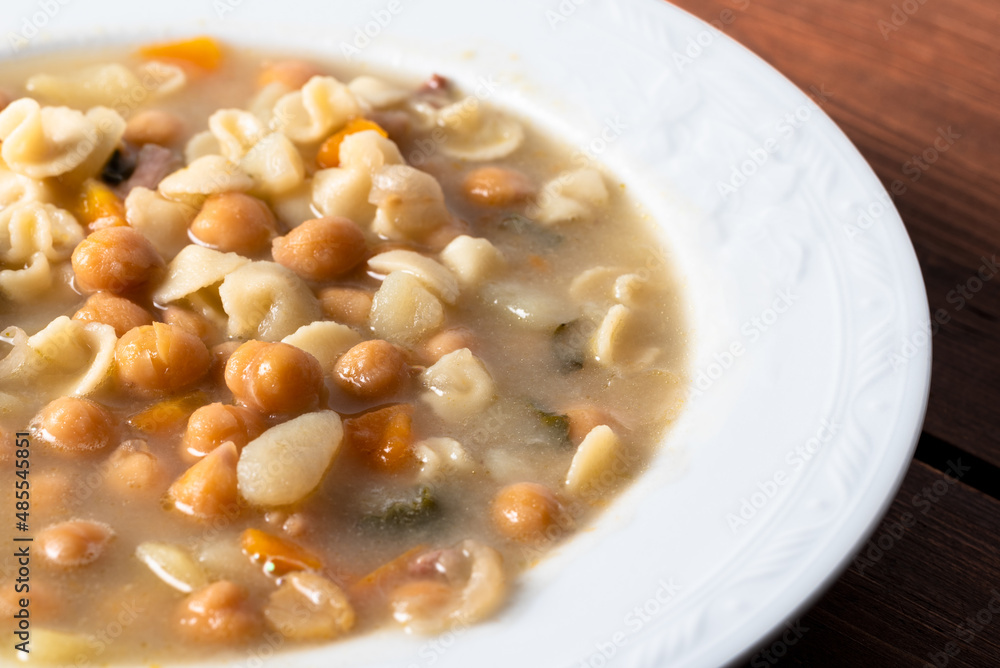 Zuppa di pasta con ceci, patate e carote Zuppa di pasta con ceci, patate e carote