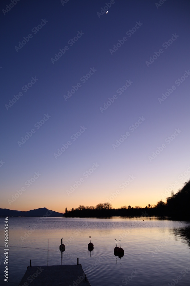 Fototapeta premium Coucher de soleil sur le lac Léman, commune de Morges, canton de Vaud, Suisse