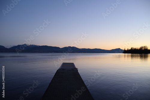 Coucher de soleil sur le lac Léman, commune de Morges, canton de Vaud, Suisse photo