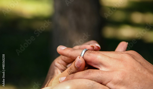 Fiancé qui donne la bague de mariage à la mariée pendant mariage © Alexandre