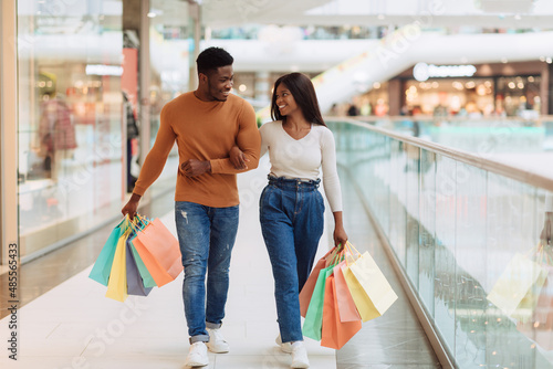 Photos Fulll body length of black couple walking with shopping bags