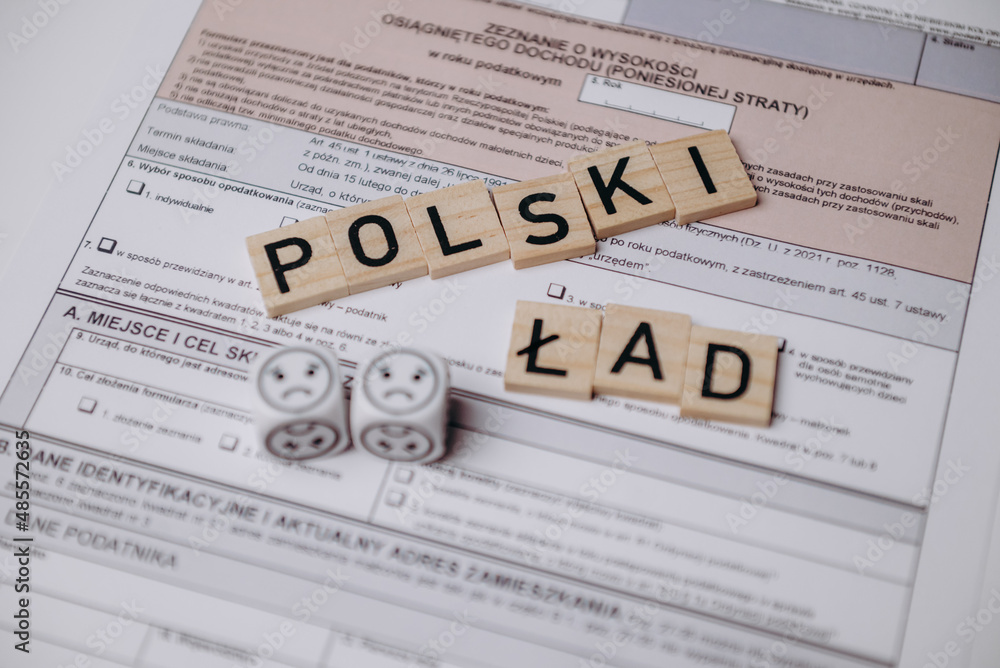 Obraz premium Polski ład na tle pit 37