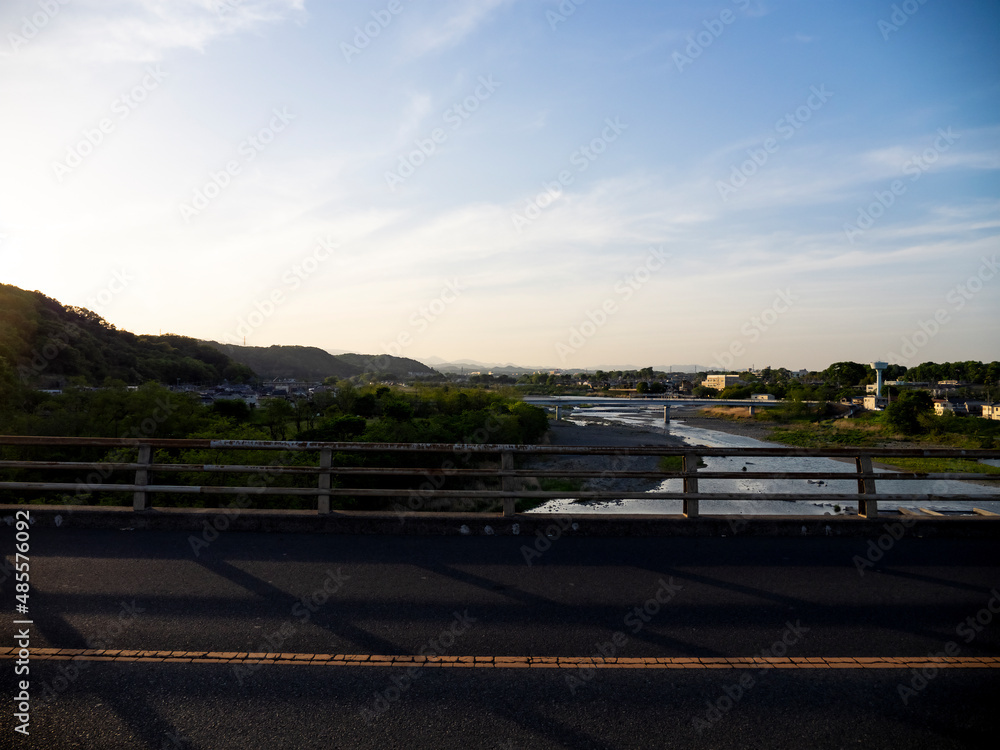 多摩川を渡る橋。東京郊外の景色。夕暮れ時。