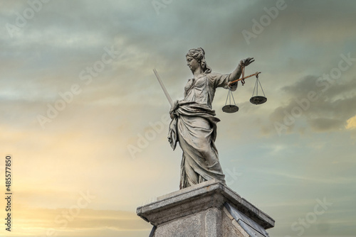 Tableau sur toile Eine Statue der Justitia, die Göttin der Gerechtigkeit, mit Schwert und Waage au