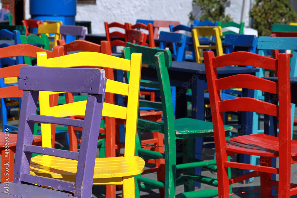 Renkli ahşap sandalye ve masalar