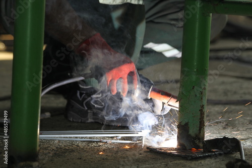 Motor tamir atölyesinde işçi el detayları photo