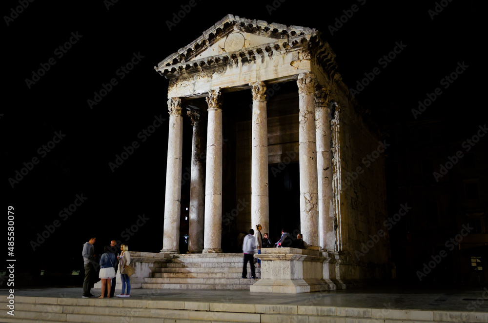 Obraz premium he Ancient Roman Temple of Augustus in a Square of Pula, Croatia, at Night. A Well Preserved Monument. Unique Architectural Style.