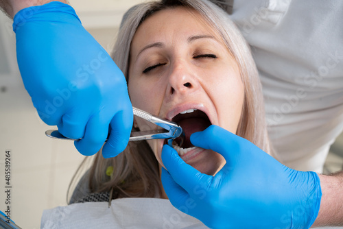 Fotografie poor girl's mouth in the bib of the patient in the dental clinic