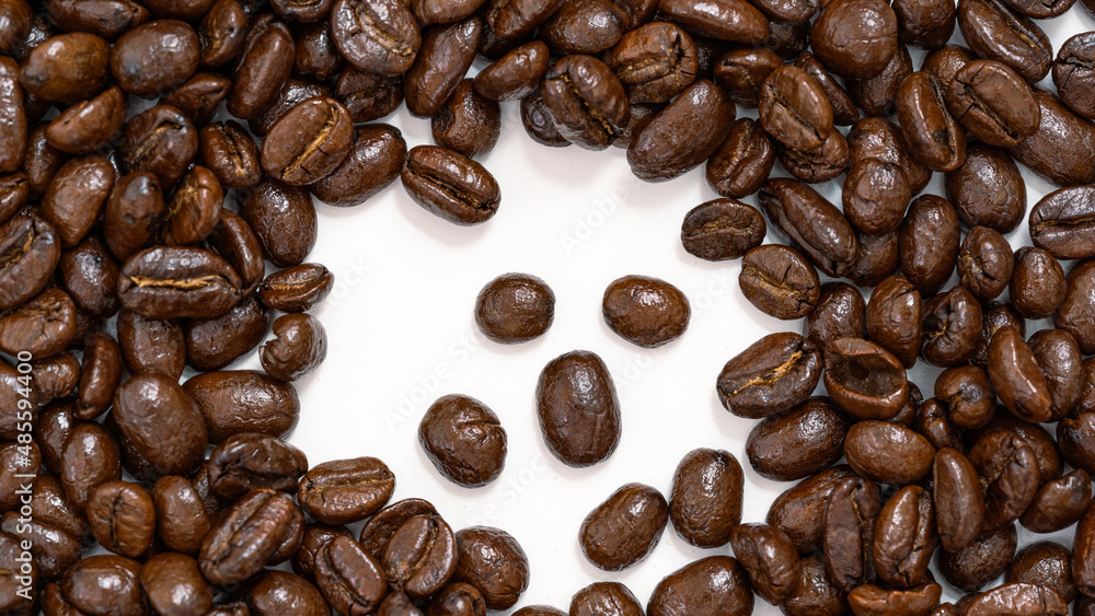 Fototapeta premium close up coffee beans isolated white background