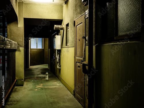 古いマンションの外廊下