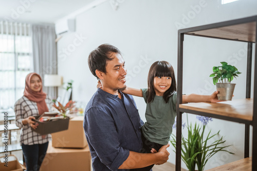 Fotografie muslim mother and daughter decorating her house with indoor plants