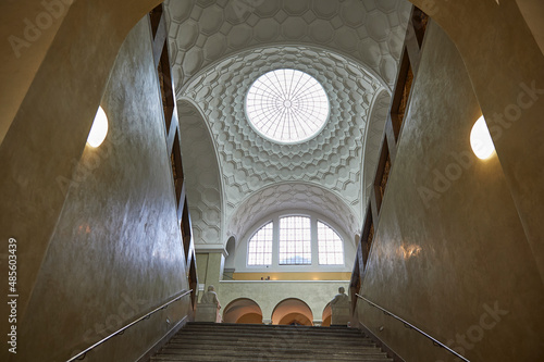 Foto Stairs and coffered dome giving access to the hall