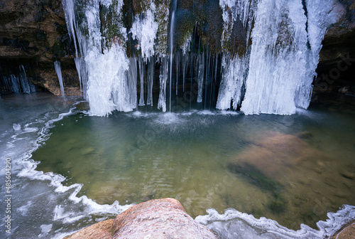 Fotografie iced Waterfall in ruta dels 7 gorgs in winter