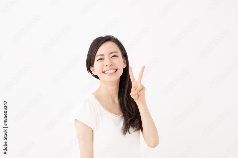 ピースする女性 ピースする女性
