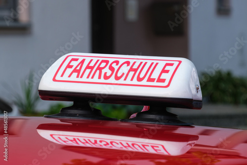 Fahrschule - Schild / Kennzeichnung auf einem roten Fahrschulauto