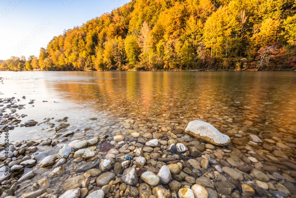 Fototapeta premium Herbstlicher Sonnenuntergang an der Isar in Bad Tölz, Bayern.