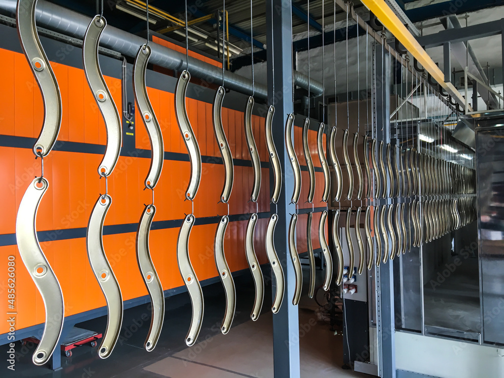 Poder Coating Line Foto de Powder coating line. Metal panels are suspended on an overhead ...