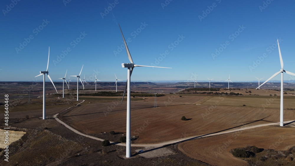 Molino de viento o aerogenerador desde una vista aérea. Ubicado en un parque eólico en Castilla y León