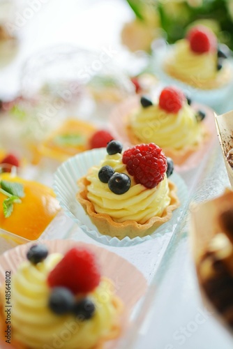 Słodycze - babeczki z owocami   photo