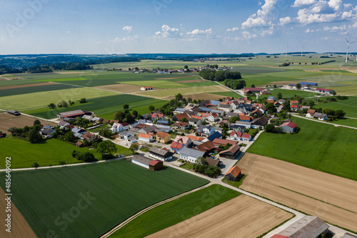 Luftbild des bayerischen Dorfes Oberndorf im Naturpark Altmühltal, Eichstätt, Bayern, Deutschland