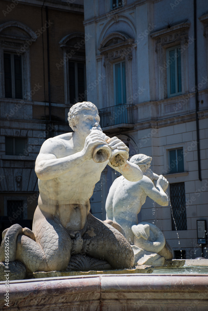  Fontana del Moro with a basin and four Tritons sculpted by Giacomo della Porta (1575)