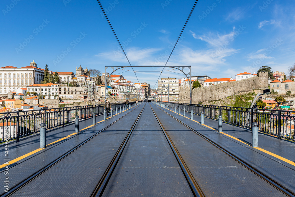 Sur le Pont Dom-Luís I à Porto