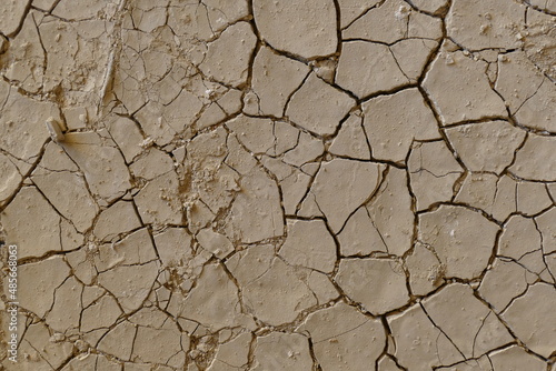 Tierra seca y agrietada debido a la sequía y al cambio climático
