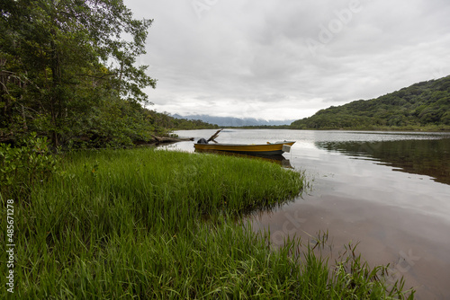 paisagem em Rio com floresta e pequenos barcos de pescadores photo