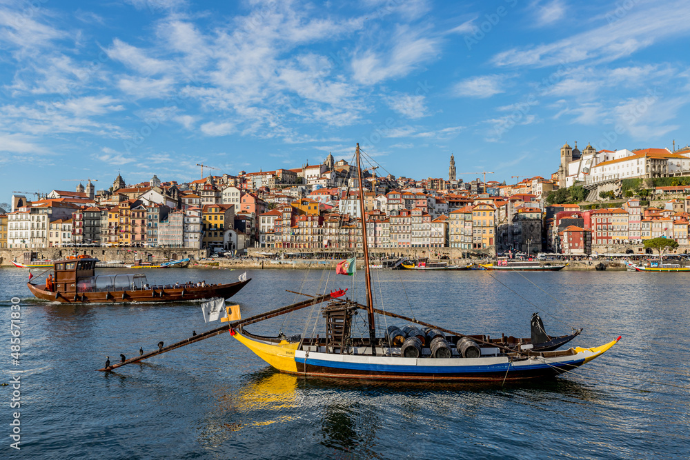 Fototapeta premium Rabelos près des quais de Santa Marinha à Porto