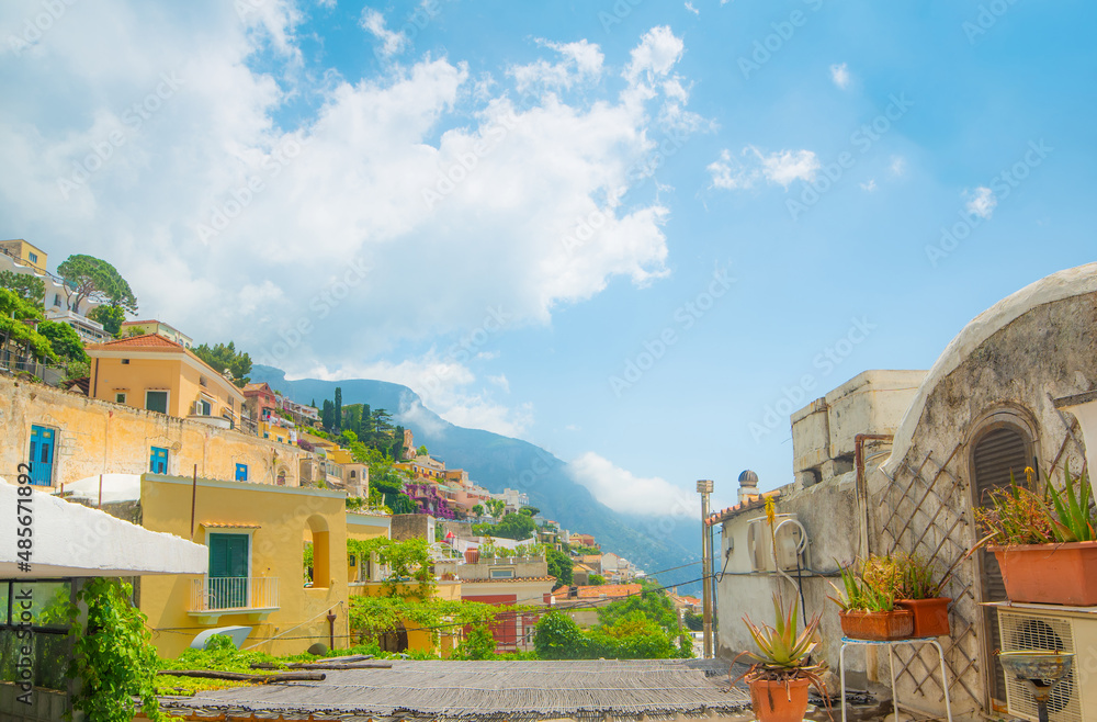 Obraz premium Glimpse of beautiful Positano on a sunny day