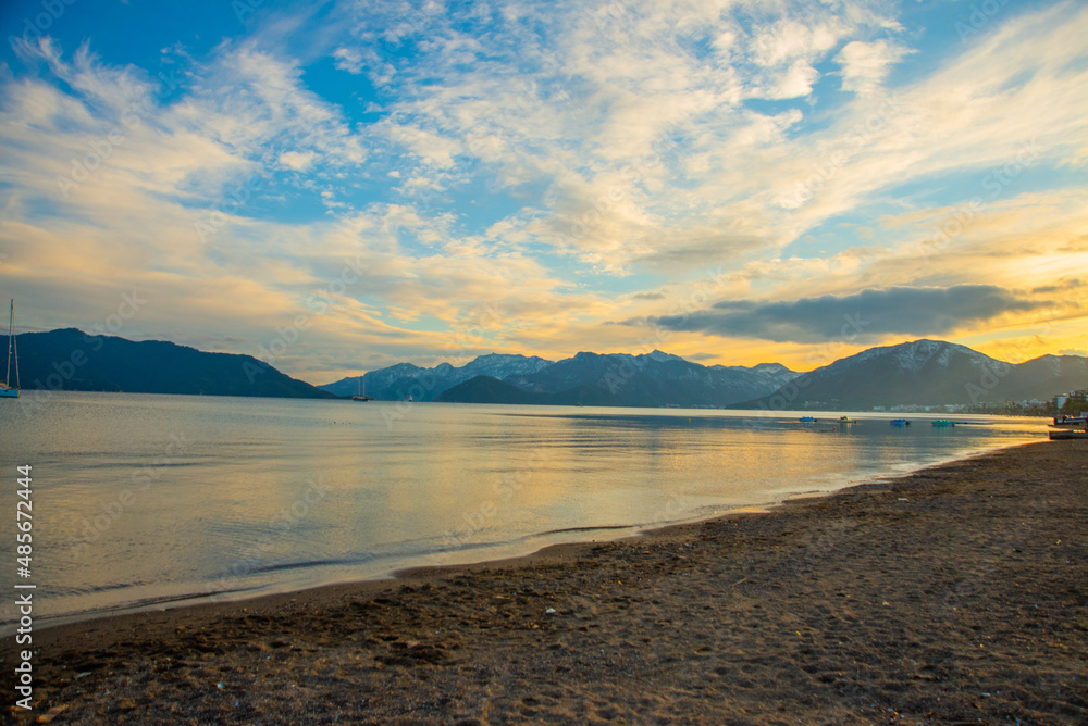 Obraz premium MARMARIS, TURKEY: View from Marmaris beach to the sea and mountains in the snow in winter.