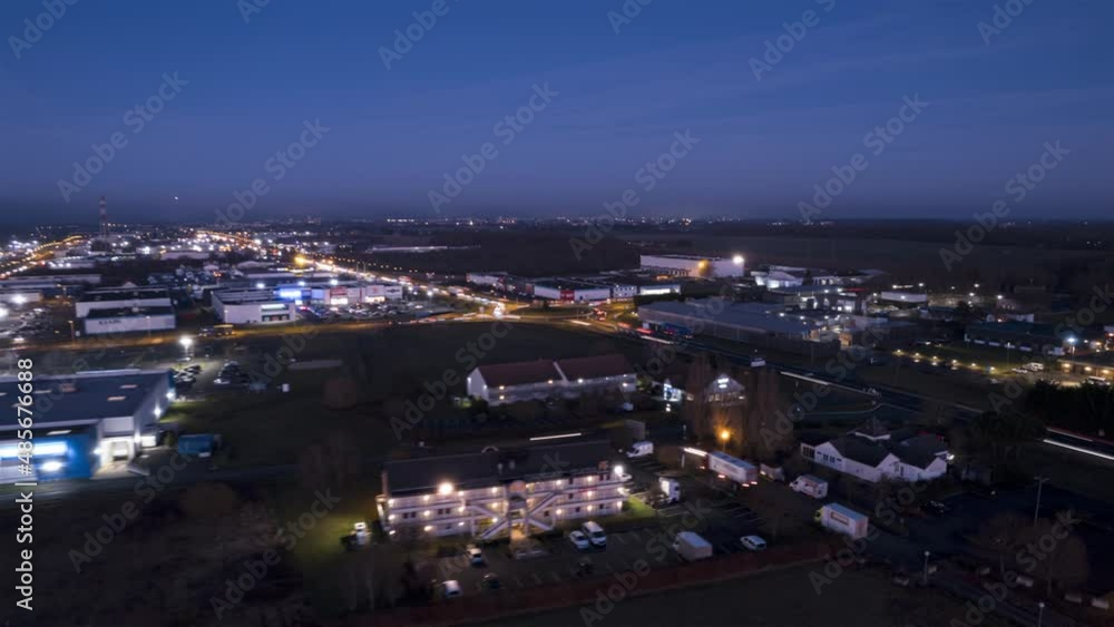 Hyperlapse circulation de nuit en zone commerciale, châteauroux. Hyperlapse circulation de nuit en zone commerciale, châteauroux.