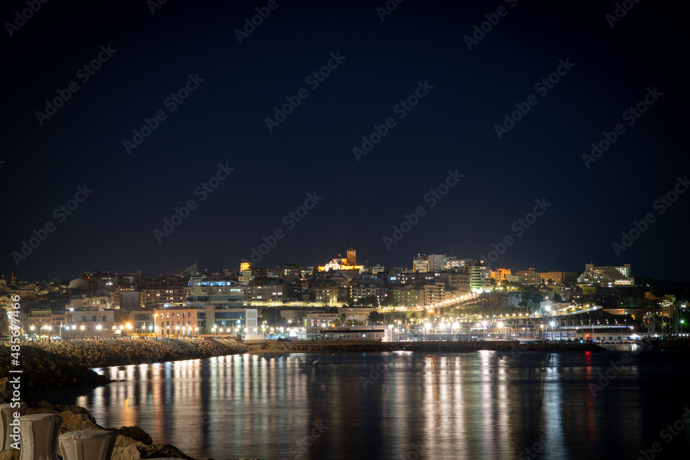 Tarragona nocturna, vista desde el muelle hacia playa El Miracle