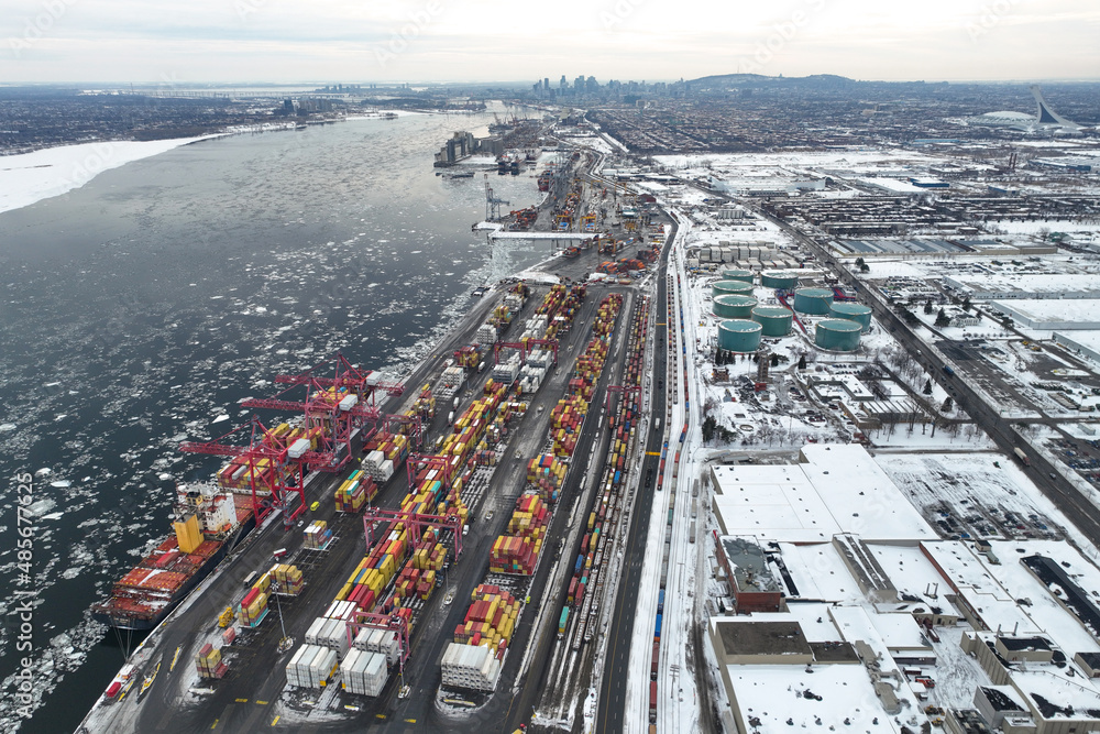 Obraz premium defaulShip are being loaded of container at the Port of Montreal City