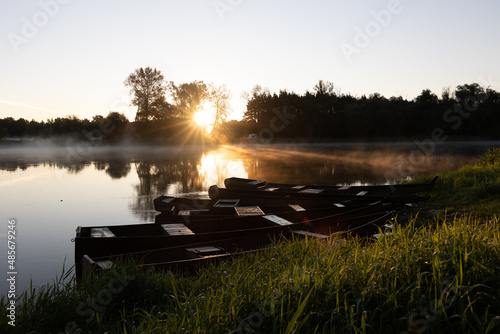 Wschód słońca nad Bugiem z łódkami photo