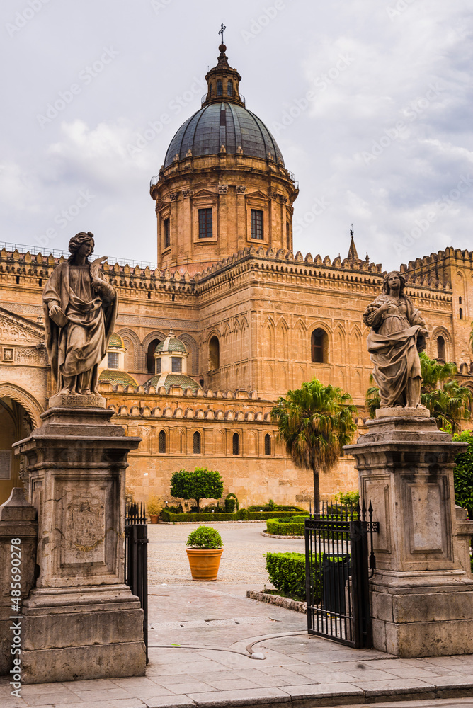 Statues at the entrance to Palermo Cathedral (Duomo di Palermo) from Via Vittorio Emanuele, the main street in Palermo, Sicily, Italy, Europe