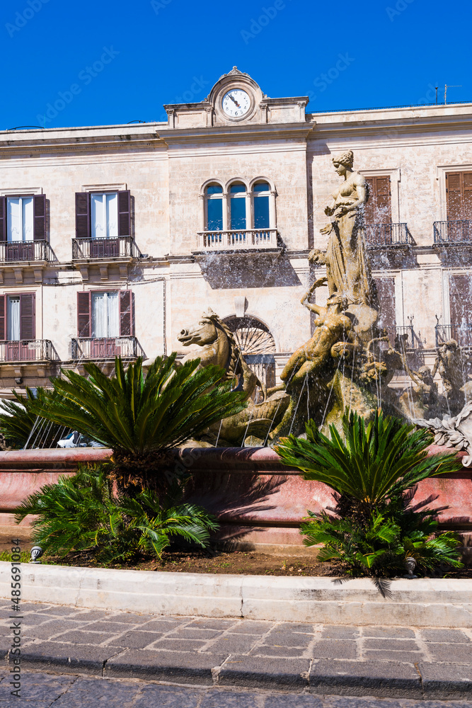 Fountain of Artemis, Archimedes Square (Piazza Archimede), Ortigia (Ortygia), Syracuse (Siracusa), UNESCO World Heritage Site, Sicily, Italy, Europe