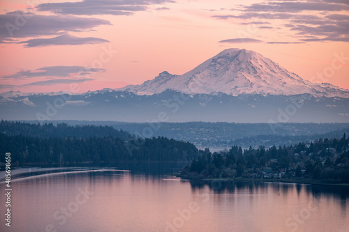 Obraz na płótnie Mt Rainier and Lake Washington at Sunset