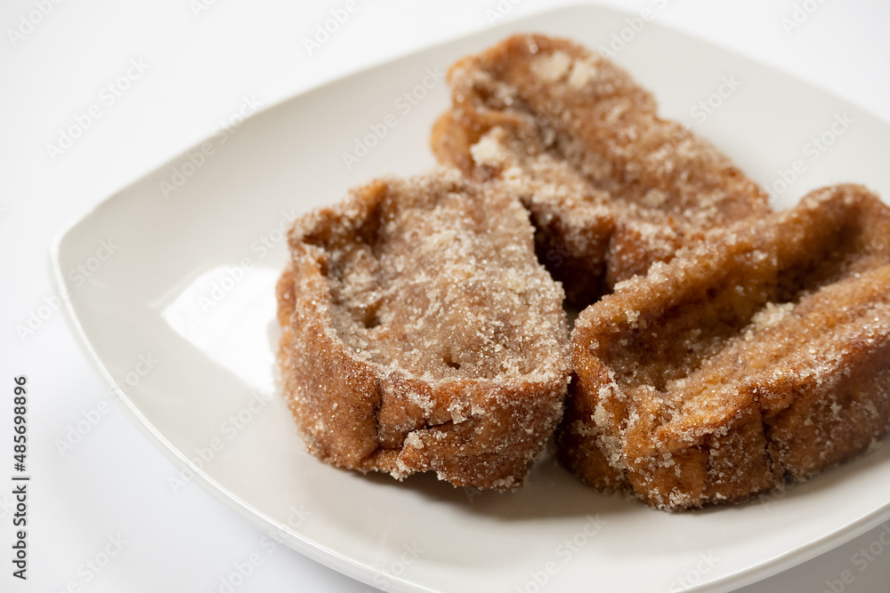 Sugar and cinnamon torrijas