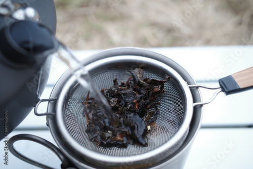 紅茶の茶葉にお湯を注ぐ