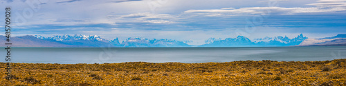 Fototapeta Naklejka Na Ścianę i Meble -  Lago Viedma (Viedma Lake) with Mount Fitz Roy (aka Cerro Chalten) behind, El Chalten, Patagonia, Argentina, South America